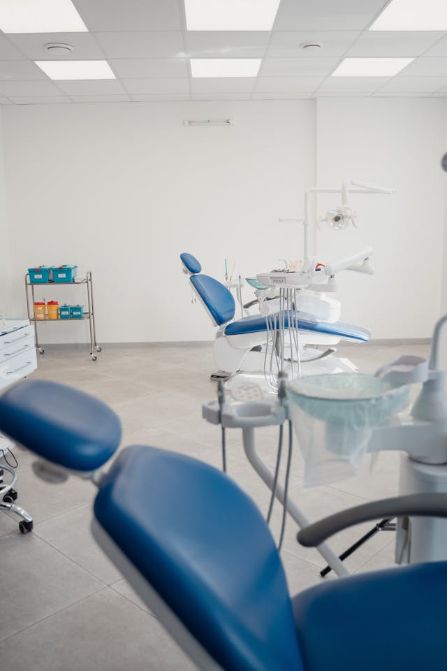 Czy próchnica ukryta może rozwijać się pod wypełnieniem?