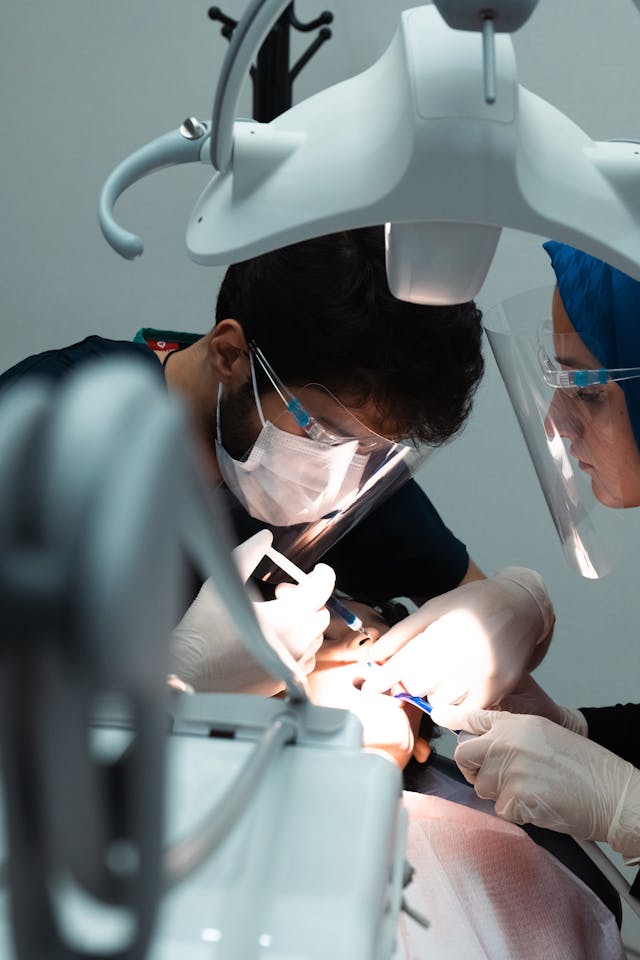 Jakie są wady i zalety implantów zębowych z cyrkonu?