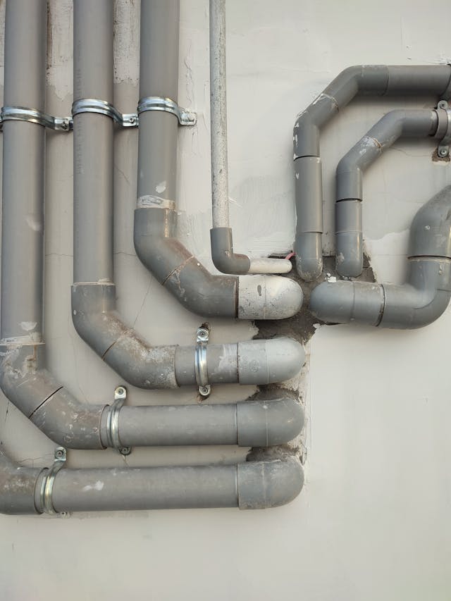 Czy wykładziny z topionego bazaltu do przemysłu są odporne na chemikalia?