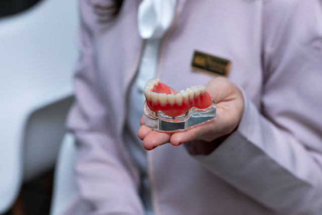 Czy protezę na implantach można założyć osobie starszej?